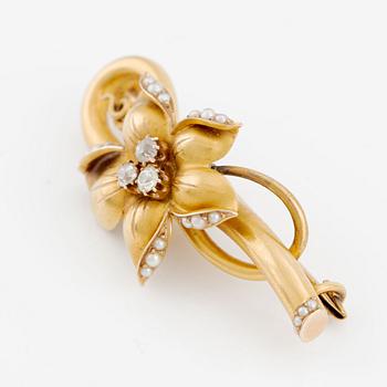 Flower brooch in 14K gold with old-cut diamonds and pearls.