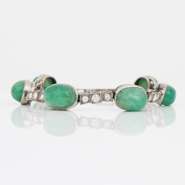 ARMBAND, vitguld 18K, cabochonslipade smaragder samt briljantslipade diamanter, BLg, Stockholm 1957. Tot ca 22 g.