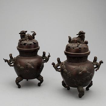 RÖKELSEKAR, ett par, brons, Japan, tidigt 1900-tal.