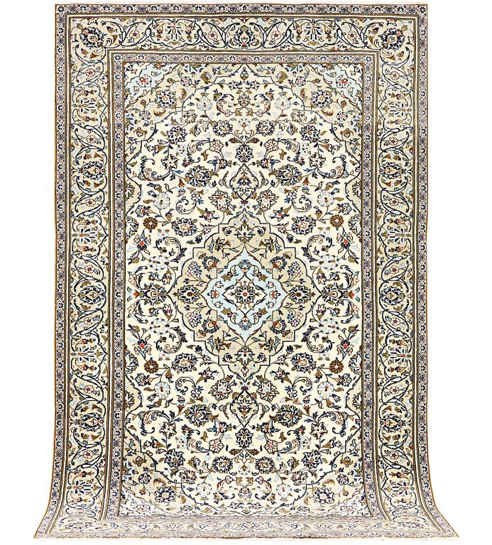 A Kashan carpet, a. 254 x 145 cm.