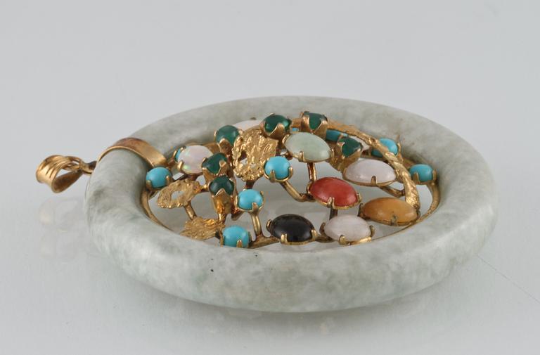 HÄNGE, 14K guld med cabochon och fasettslipade stenar samt jade. Vikt 22,2 gram.