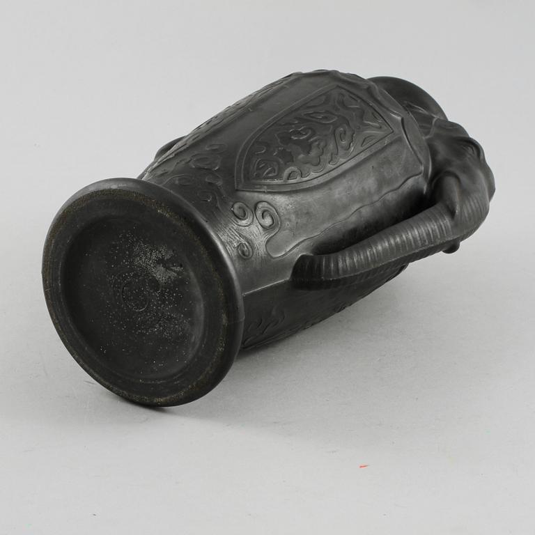 HÄNKELVAS, basalt ware, jugend, 1900-talets första hälft.