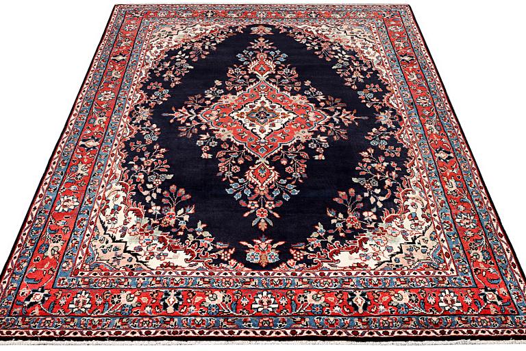A Hamadan carpet, c. 298 x 215 cm.