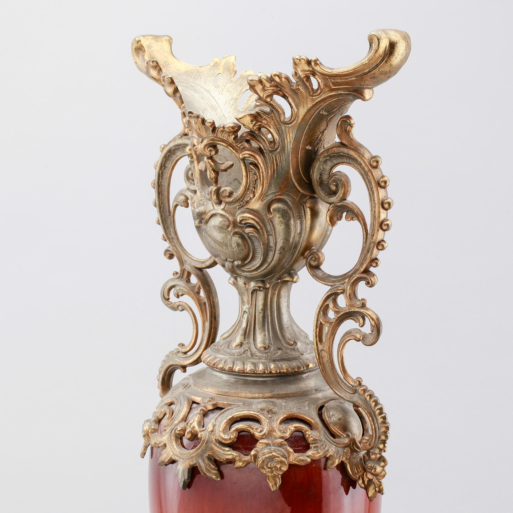 URNA, patinerad metall och porslin, omkring år 1900.