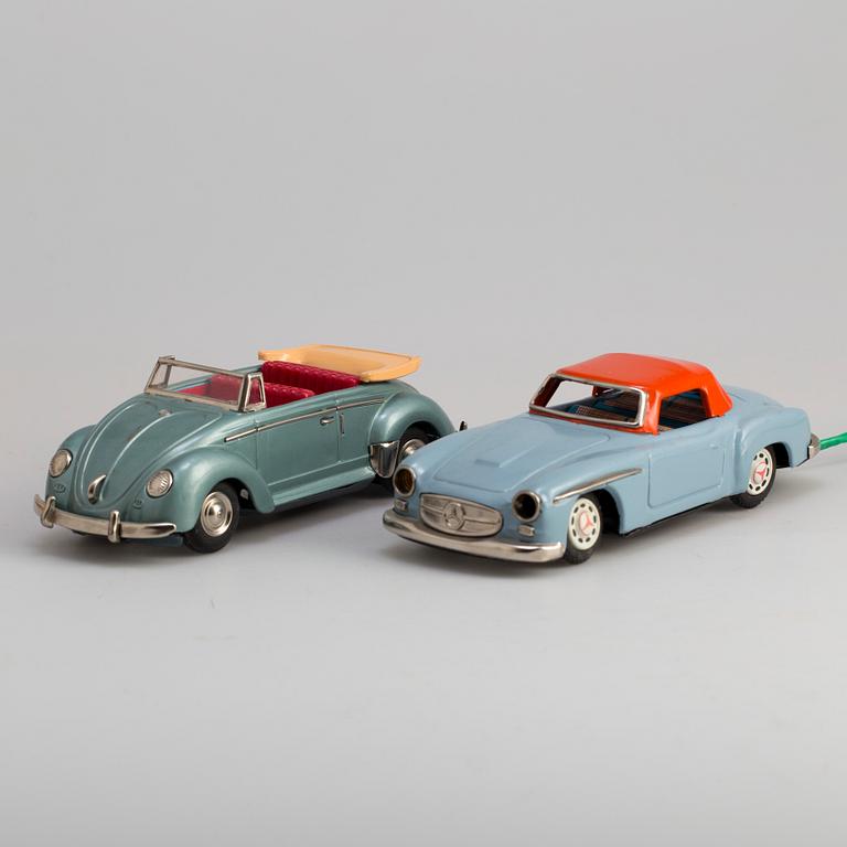 LEKSAKSBILAR, 2 stycken, plåt, Japan, 1950/60-tal.