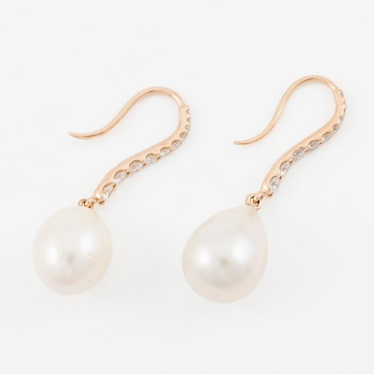 Örhängen 18K guld med odlade pärlor och briljantslipade diamanter.