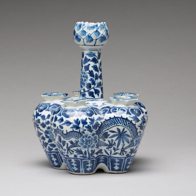 A blue and white tulip vase, Qing dynasty, 19th Century.