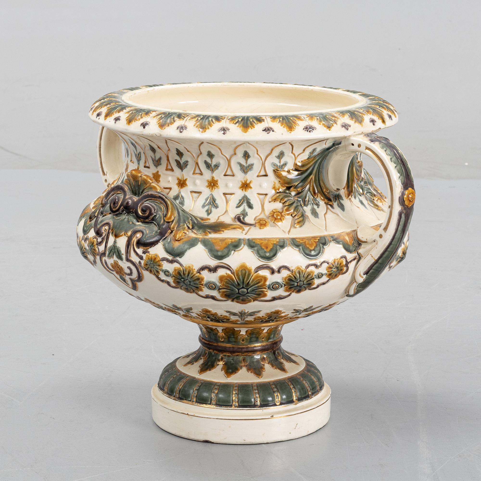 An earthenware urn from Rörstrand, around the year 1900.
