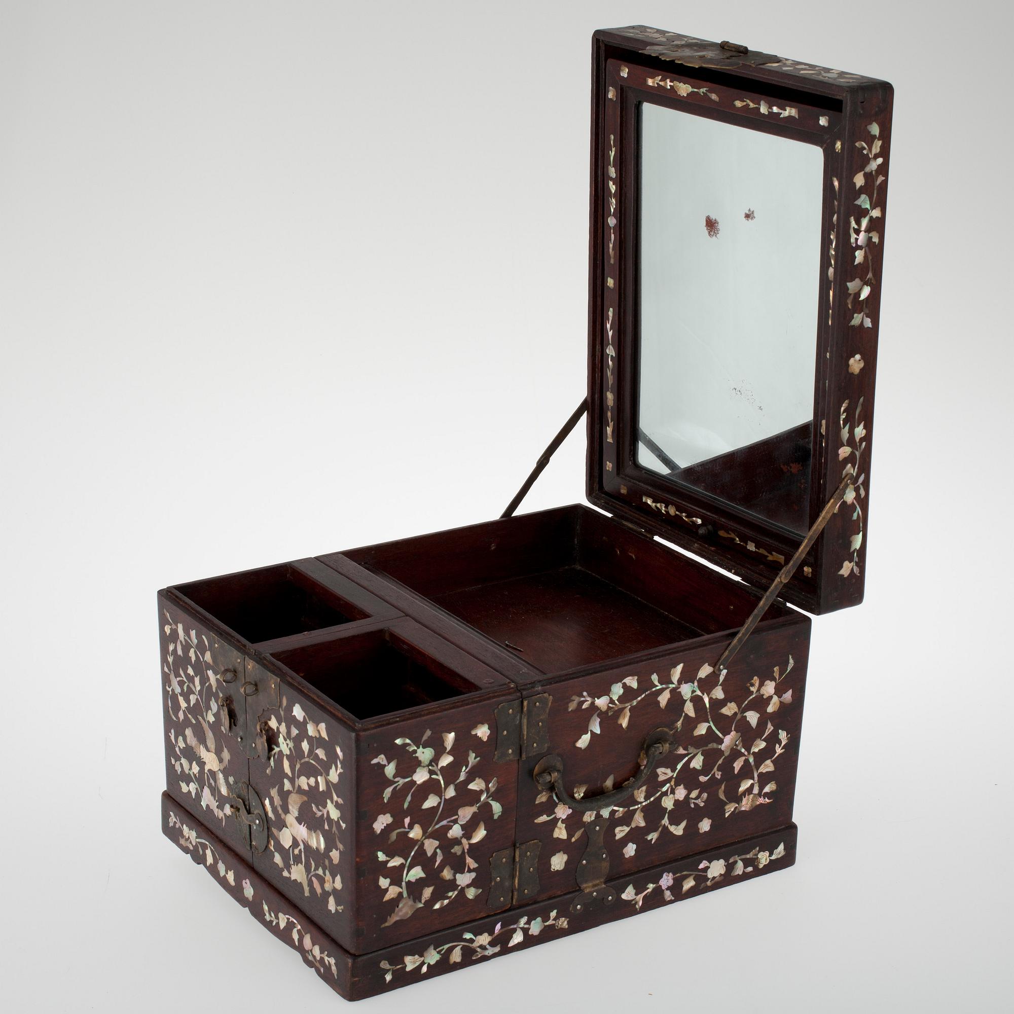 SKRIN, Kina, rosenträ med pärlemorinlägg, 1900-talets början.