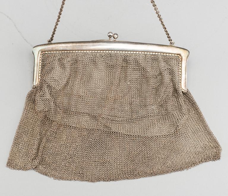 A SILVER EWENING BAG.