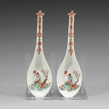 348. A pair of famille verte spoons, late Qing dynasty.