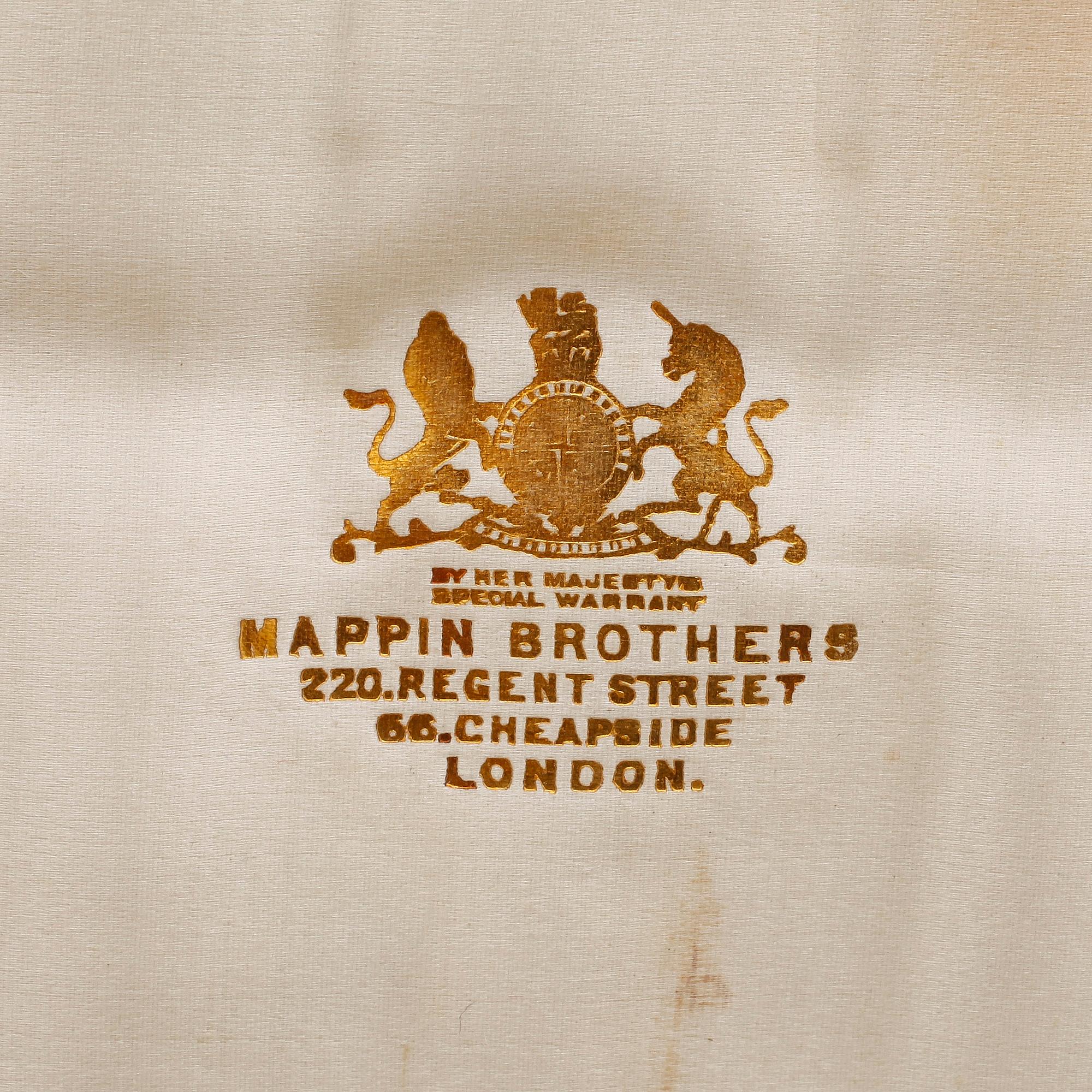 FISKBESTICK, 24 delar, silver samt pärlemor, George Hape, Sheffield, England, 1899. Totalvikt: 1109 gram.