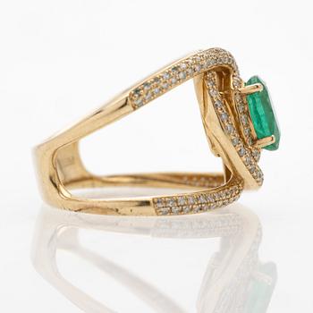 Ring 14K guld med en smaragd och diamanter.