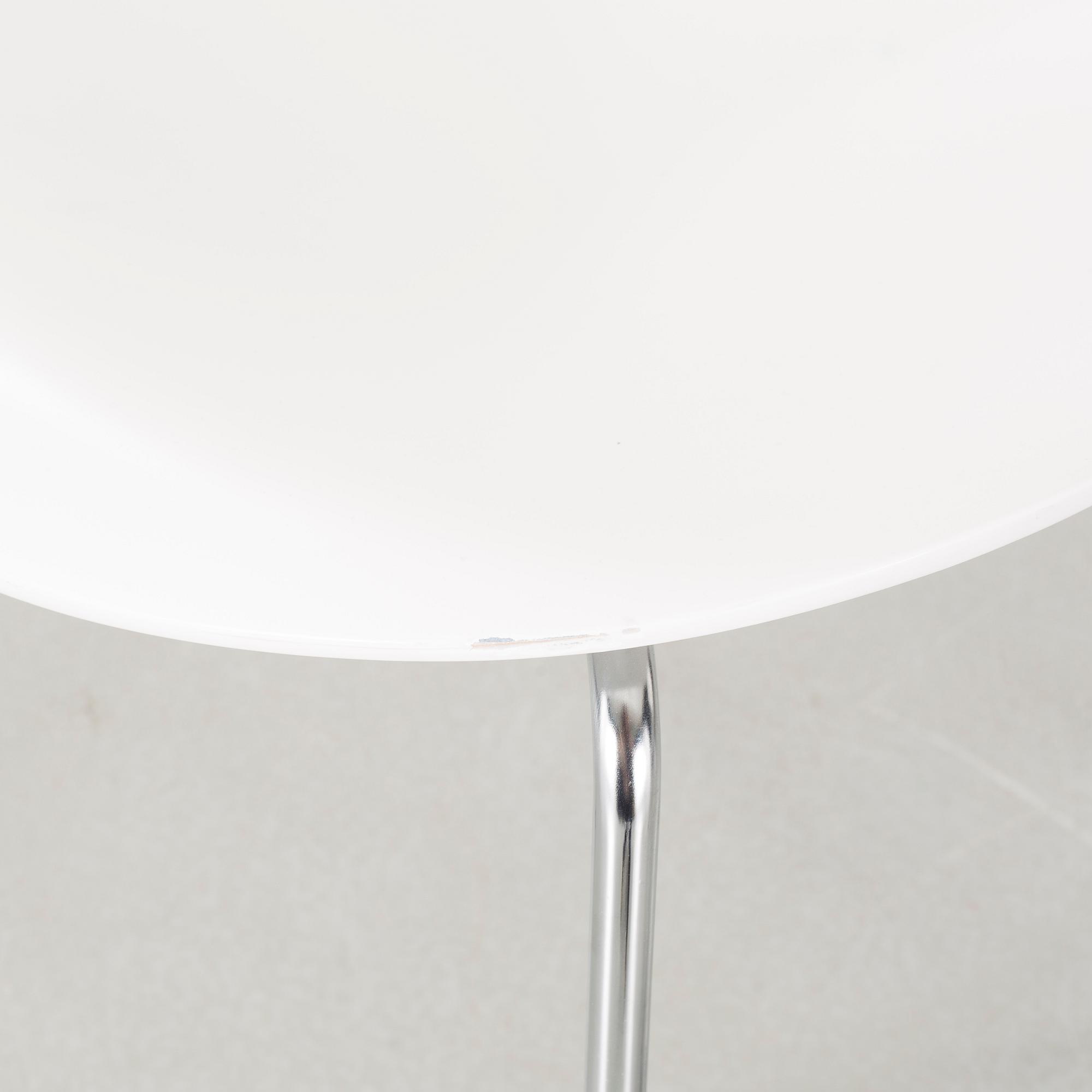 A pair of "Sjuan" chairs by Arne Jacobsen for Fritz Hansen, dated 1987.