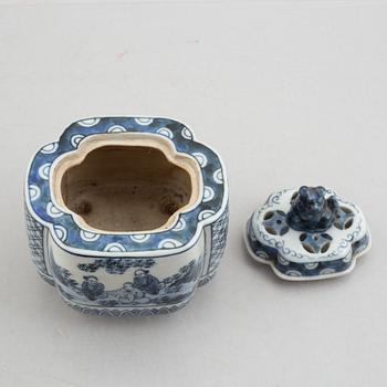 Four pieces of Chinese porcelain, late Qingdynasty, around 1900.