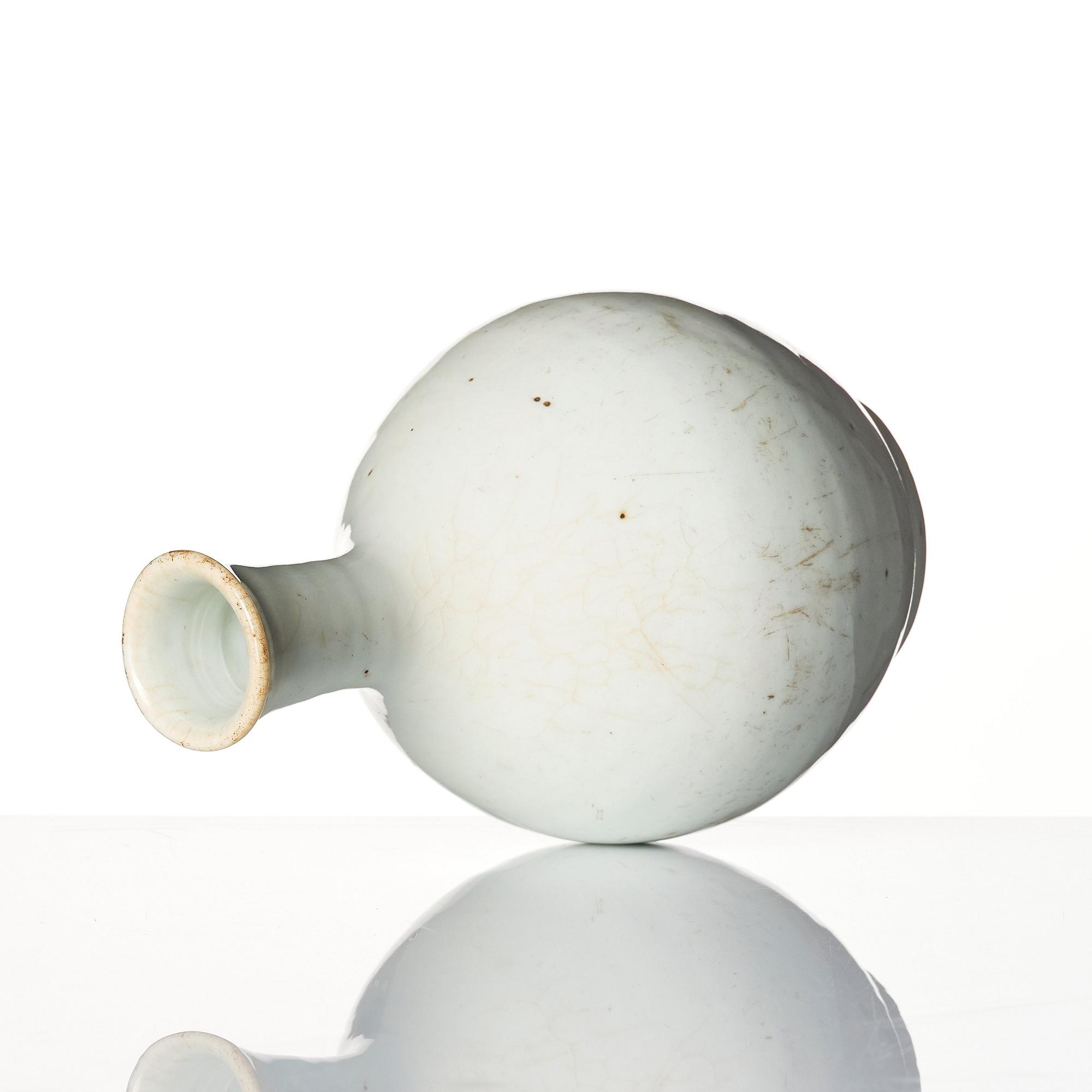 A white glazed Korean vase, Joseon (1392-1897).