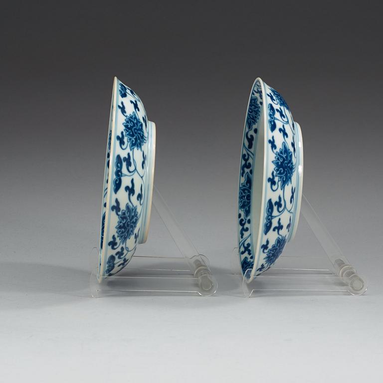 A pair of blue and white dishes, Qing dynasty (1644-1912), with Qianlong seal mark.