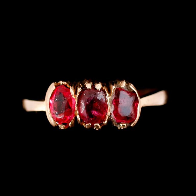 RINGAR, 2 st, 18 k guld, rubiner samt vita stenar, vikt ca 12 g.