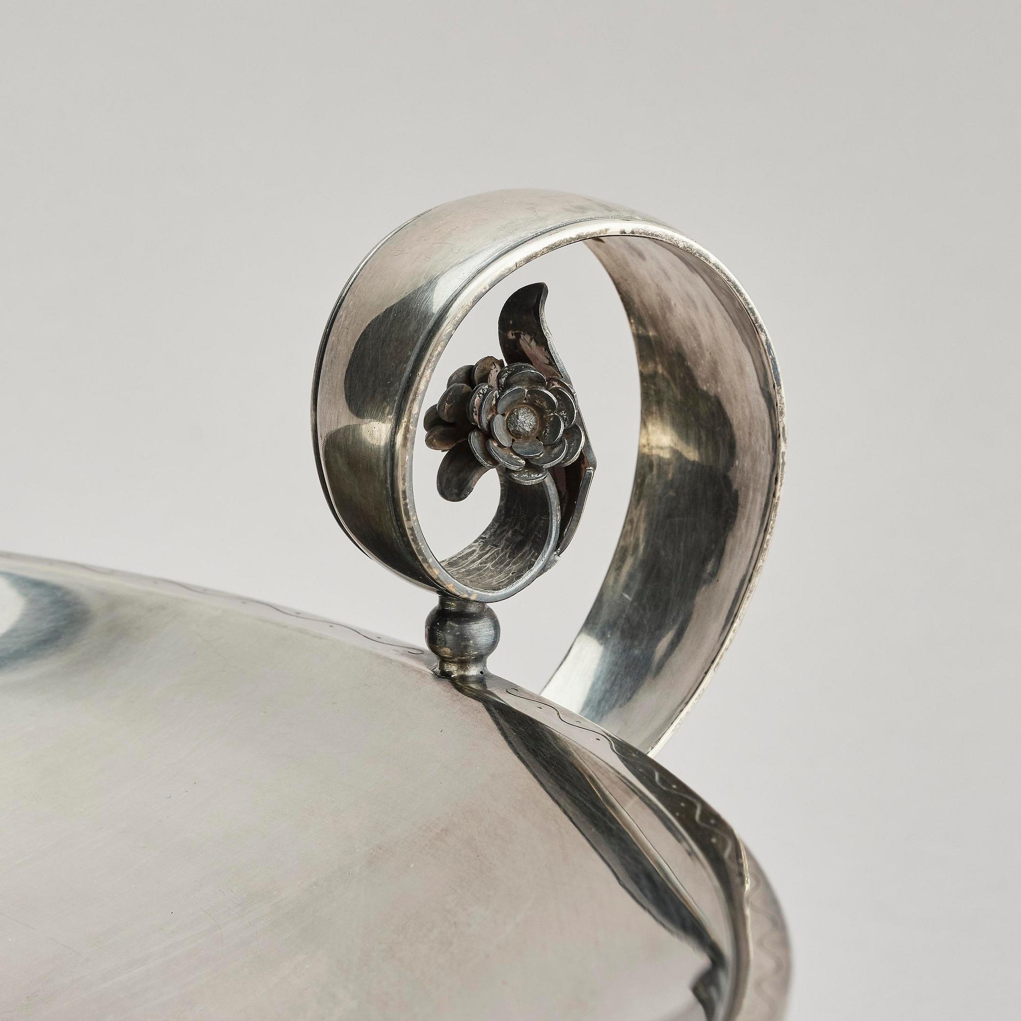 Two sterling silver bowls with handles, Atelier Borgila, designed by Erik Fleming, Stockholm 1930.