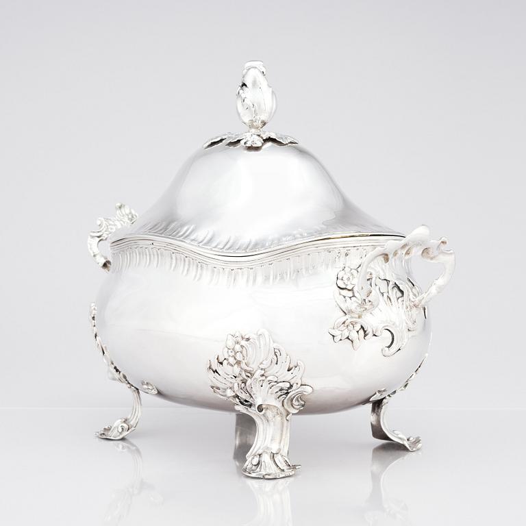 Daniel Lundgren, terrin med lock, silver (verksam Reval 1771-83). Rokoko.