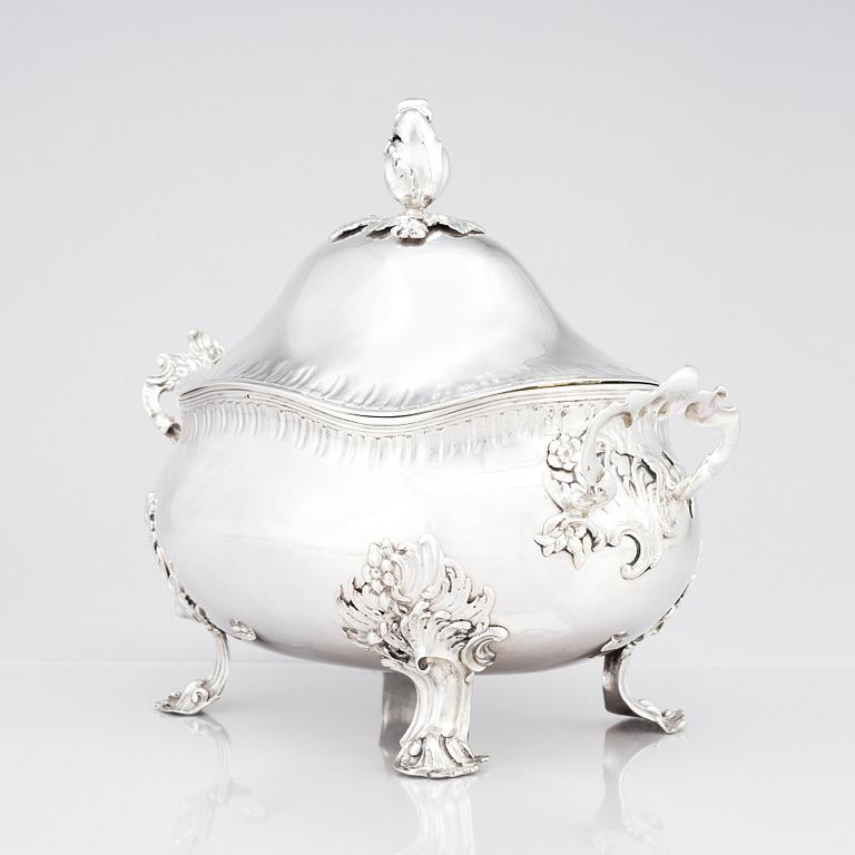 A Baltic 18th century silver tureen with lid. Mark of Daniel Lundgren (Reval 1771-83).