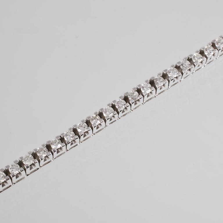 ARMBAND, 18k vitguld med briljantslipade diamanter, 1.72 ct. Vikt 12,4 g.
