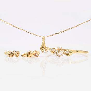 HÄNGE MED KEDJA, ARMBAND, RING SAMT ÖRHÄNGEN, 1 par, 18K guld, odlad pärla och diamanter.