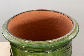TRÄDGÅRDSURNOR ett par Poterie de la Madeleine Frankrike glaserat lergods 2012.