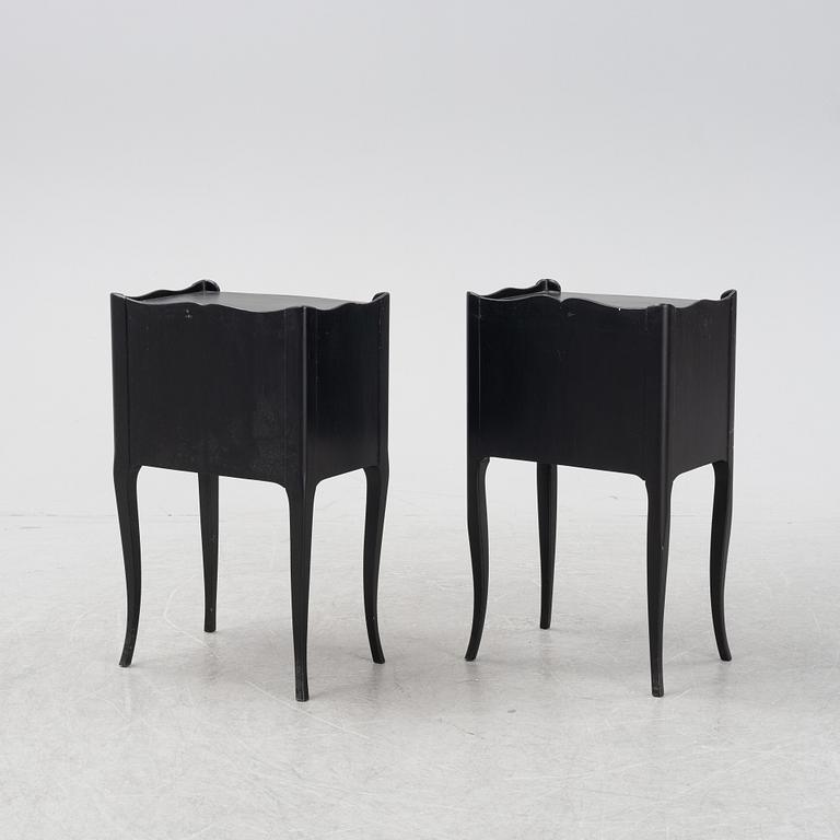 Sängbord, ett par, rokokostil, 1900-talets andra hälft.