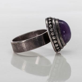 RING, sterling silver, cabochonslipad ametist, Kalevala Koru/Kaunis Koru, 1973.