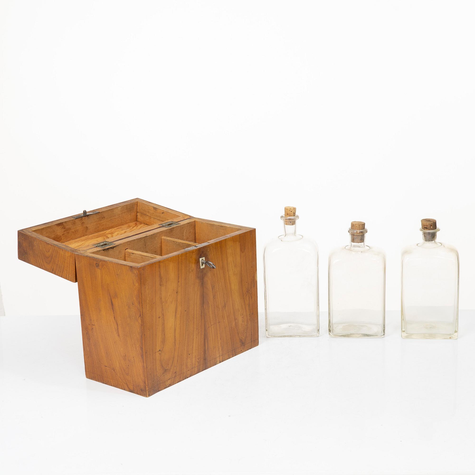 Casket with bottles, 19th century.