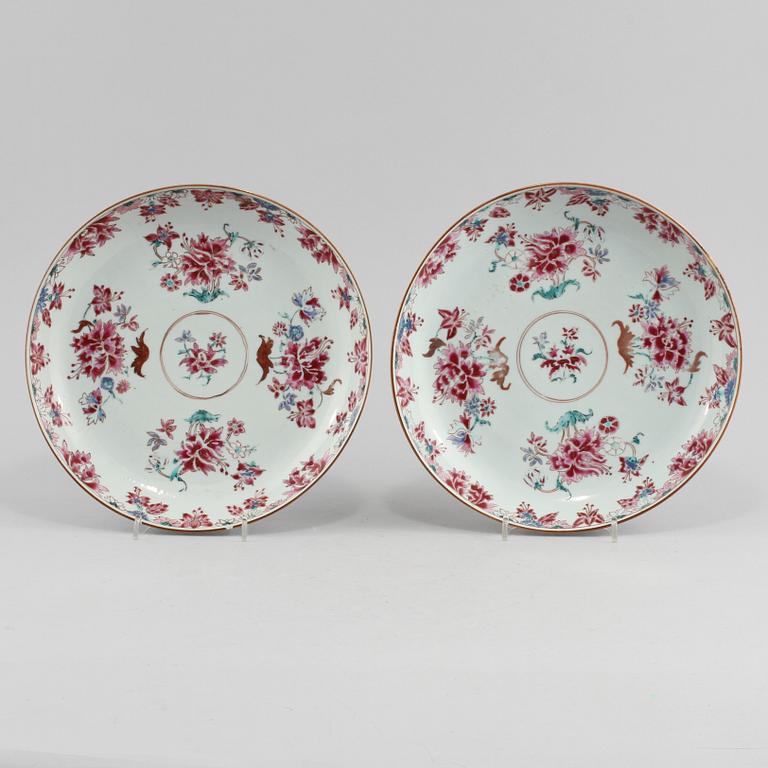 SKÅLFAT, ett par, porslin, Kina, Qianlong (1736-1795).