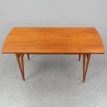 A late 20th Century coffee table.