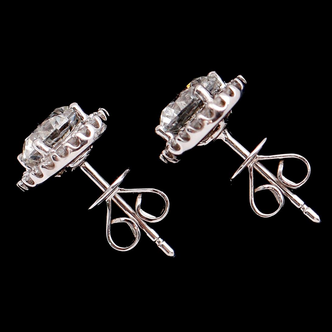 ÖRHÄNGEN, 1 par, 18 k vitguld, briljantslipde diamanter tot 2.30 ct.