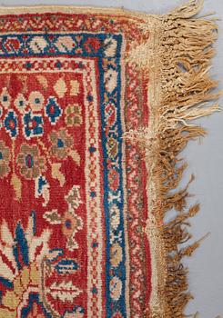 A CARPET, an antik Ziegler Mahal, ca 419,5 x 323,5 cm (as well as 1 cm flat weave at the ends).