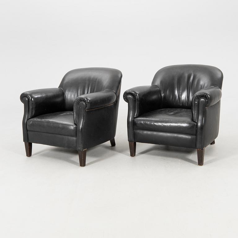 Club armchairs, 1 pair, circa 1900.