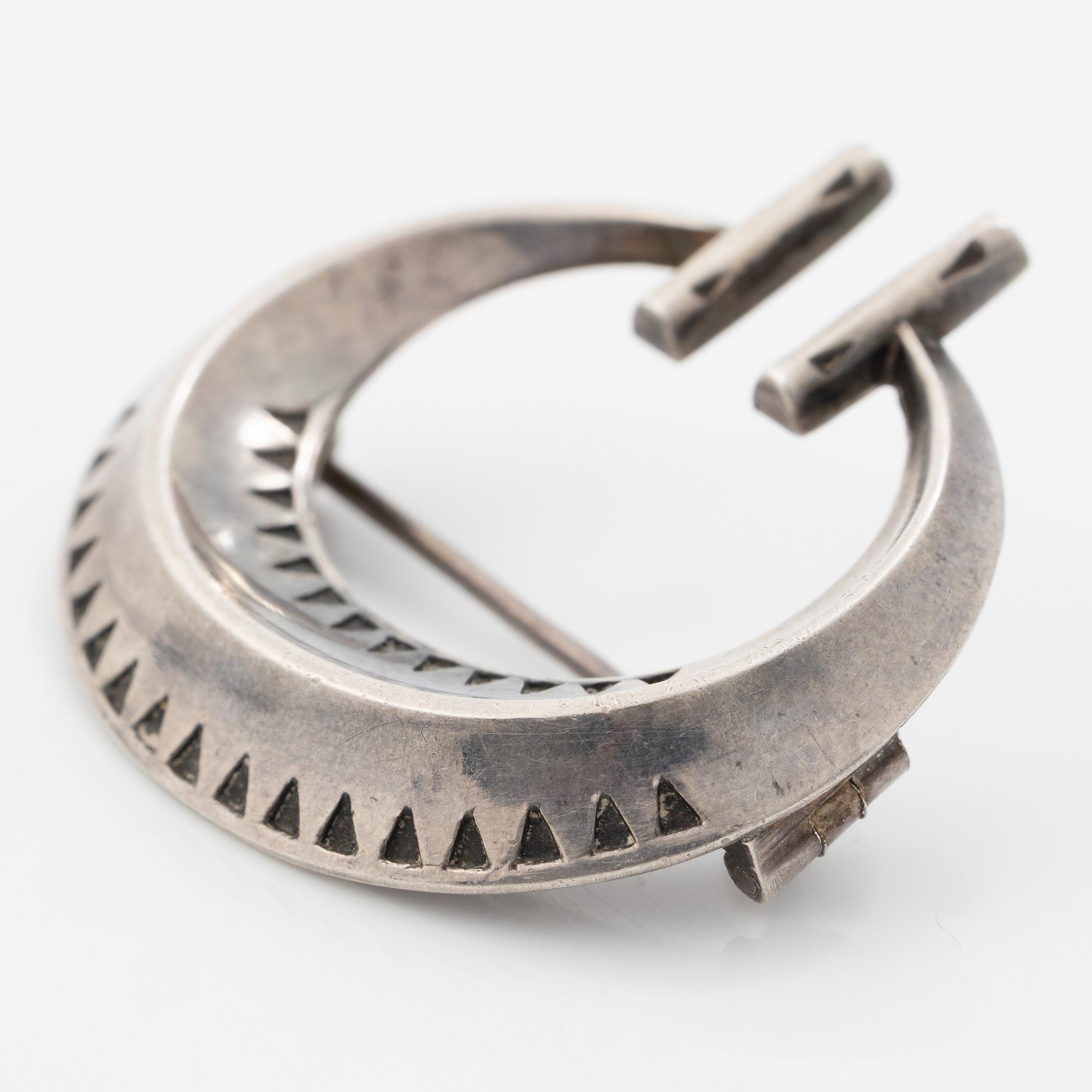 Four silver jewellery pieces: three brooches and a pair of cufflinks. With rose quartz and tiger’s eye. Finnish designers.
