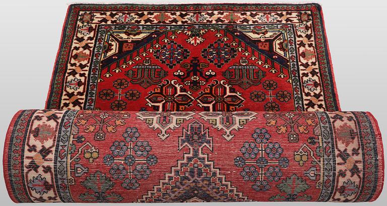 A Josaghan runner carpet, 423 x 100 cm.