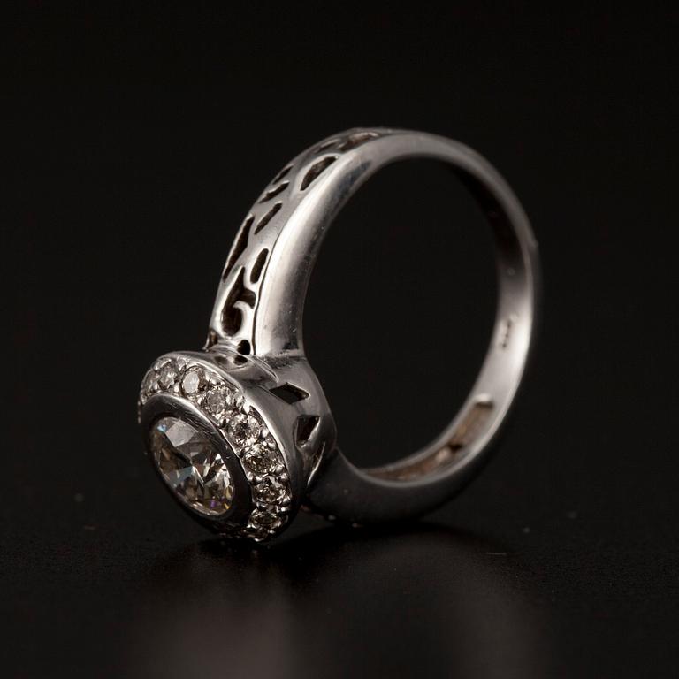 RING, vitguld 14K, briliantslipade diamanter totalt 0,76 ct. (1x 0,60 ct och 16x 0,01ct).