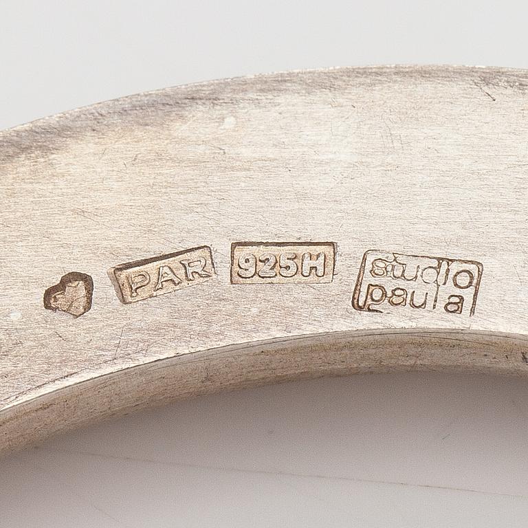 Paula Häiväoja, Brosch "Jostakin Alkaen", sterlingsilver och guld. Pentti Roos/Studio Paula, Helsingfors.