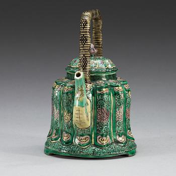 VINKANNA med LOCK, biskviporslin. Qing dynastin, Kangxi (1662-1722).