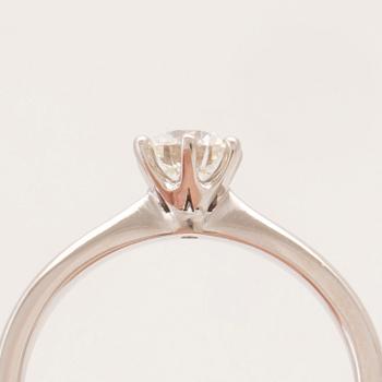 A 950 platinum solitaire ring set with a round brilliant cut diamond with GIA dossier, Vanbruun.