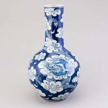 A Chinese porcelain vase from the latter half of the 19th century.