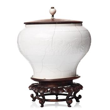 698. A white glazed jar, Qing dynasty, early 18th Century.