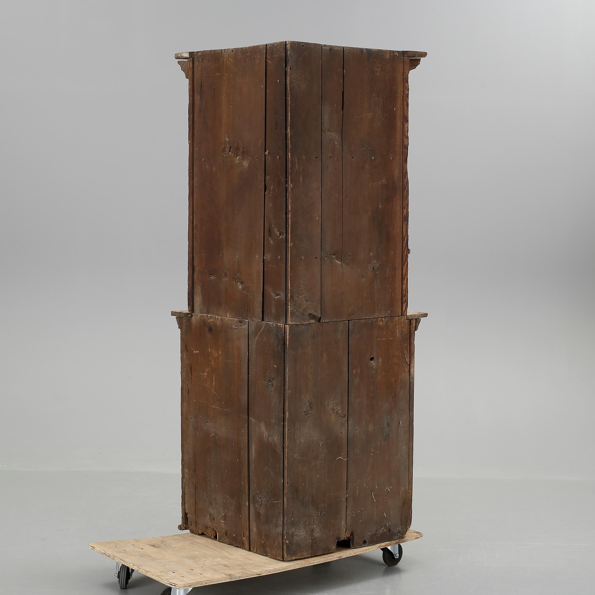HÖRNSKÅP, allmoge, Gustavianskt, 1800-talets början.