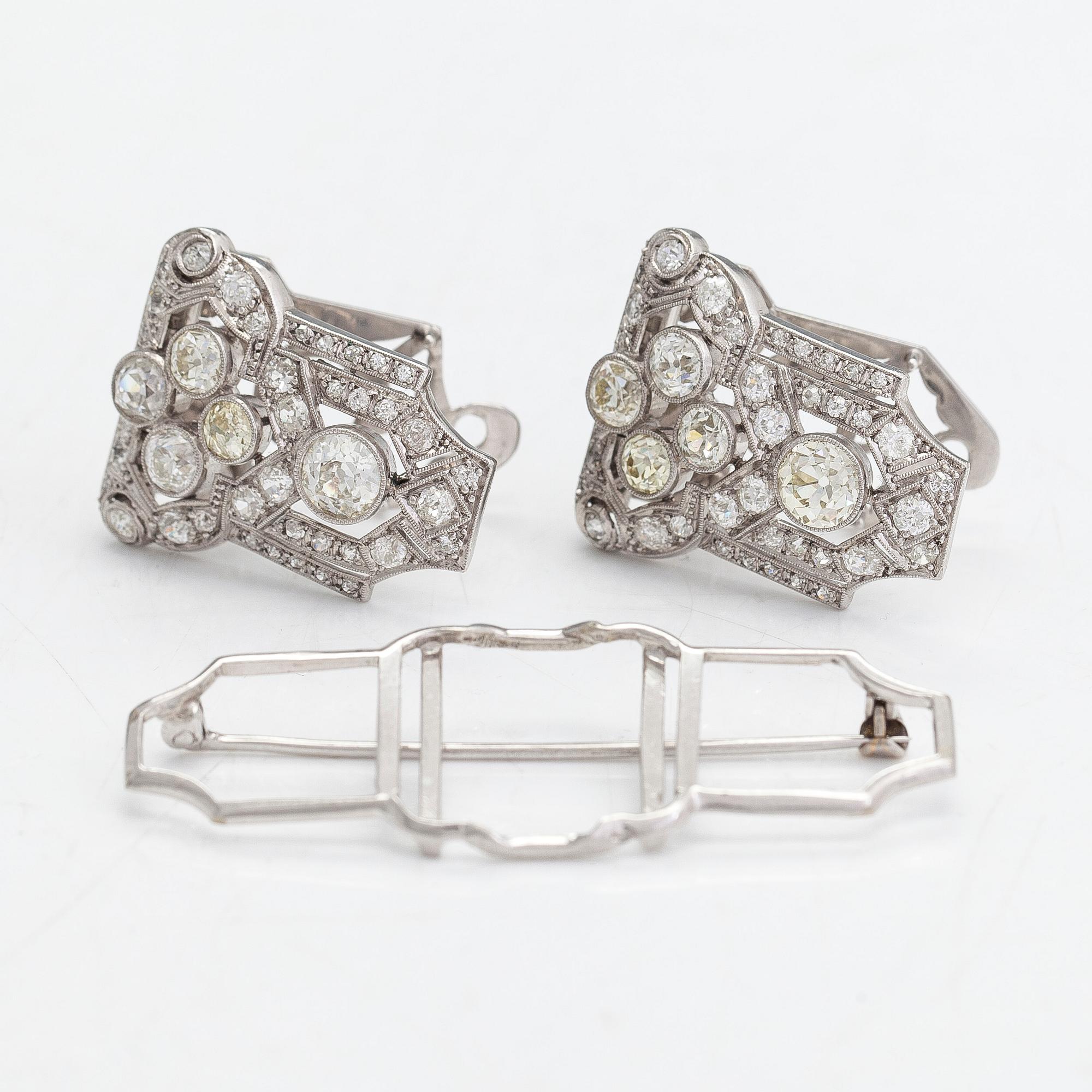 A 14K white gold Art Deco double clip brooch with old-cut diamonds approximately 4.90 cts in total. Austrian importmark.