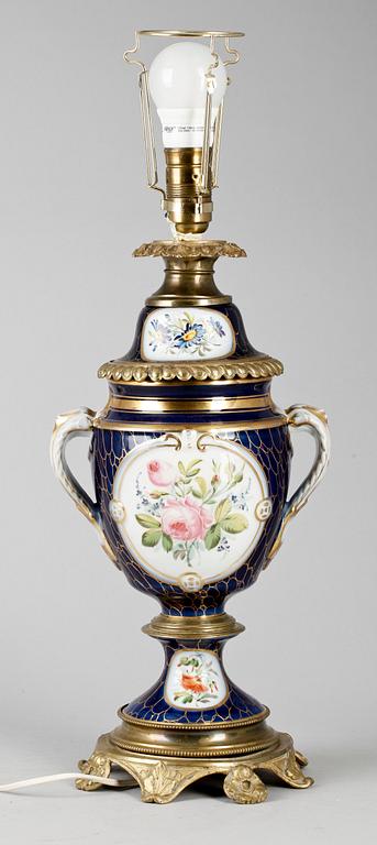 BORDSLAMPA, mässing och porslin, 1800-talets slut.