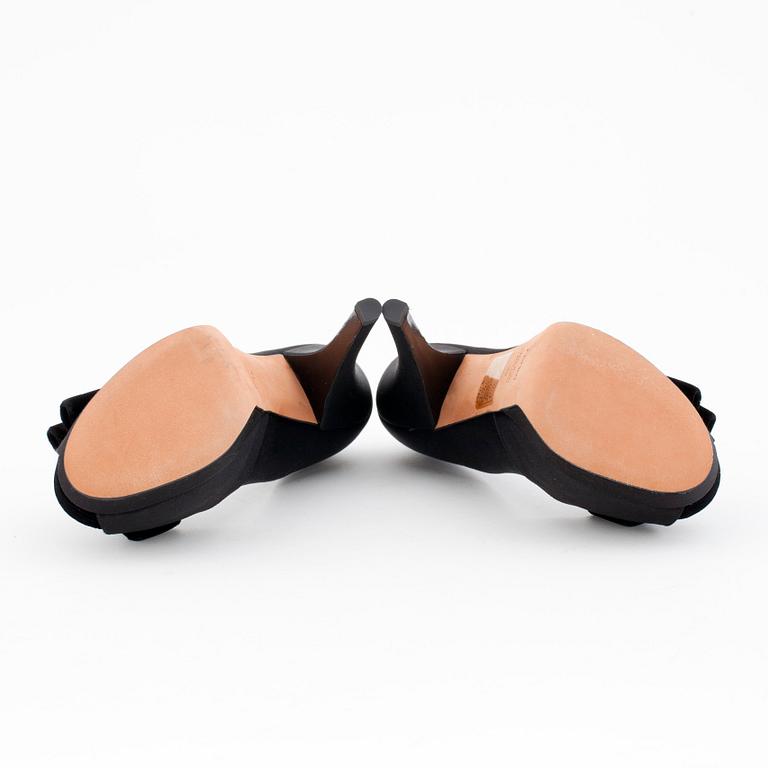 FENDI, ett par pumps.