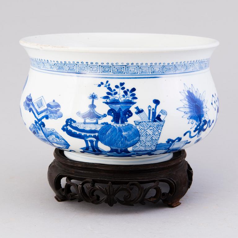 A Chinese porcelain bowl, circa 1800.