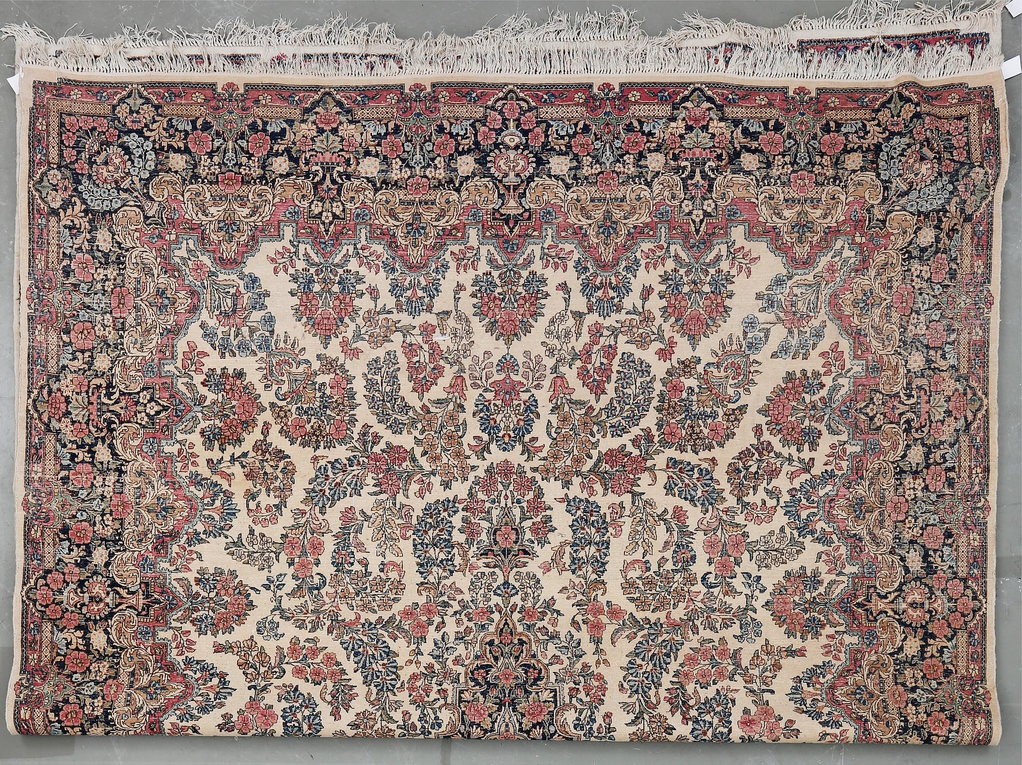 MATTA, old/semiantik Kirman. Ca 372x280 cm.